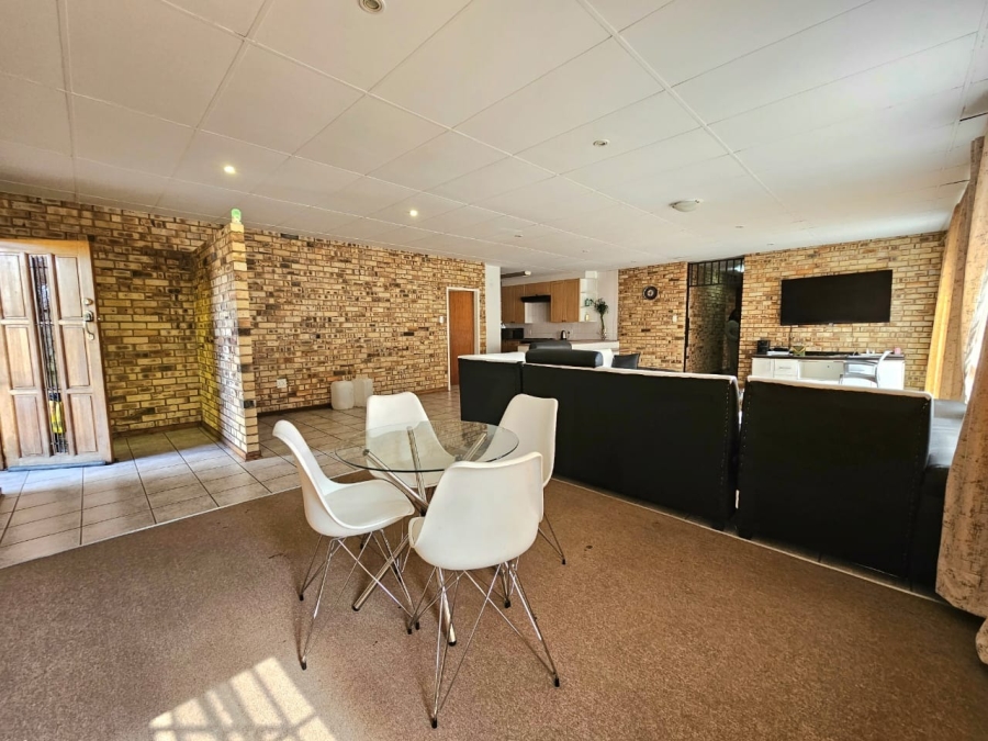5 Bedroom Property for Sale in Kannoniers Park North West